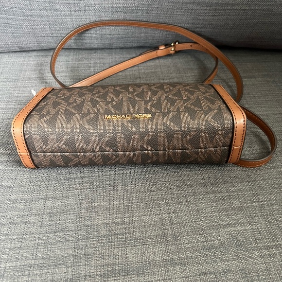 NWT MICHAEL KORS JET SET MEDIUM CURVED TOP ZIP CROSSBODY SHOULDER BAG PURSE - Picture 4 of 8